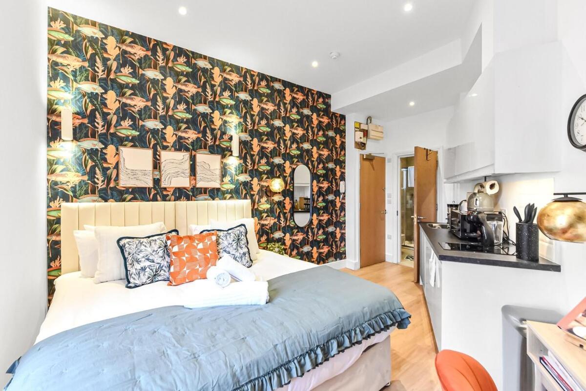 Cute & Compact - Petite With Style! * Londra